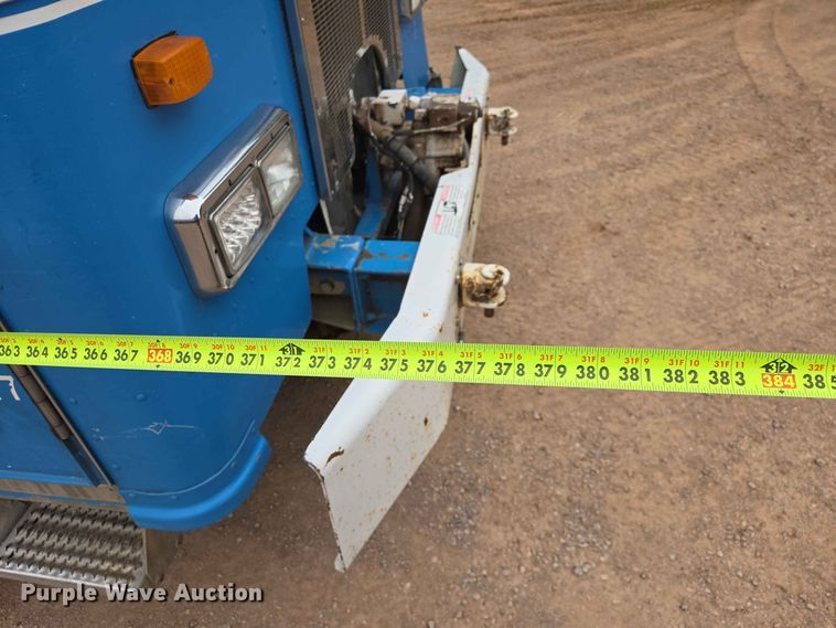 image for item DQ0001 2005 Peterbilt 320 refuse truck
