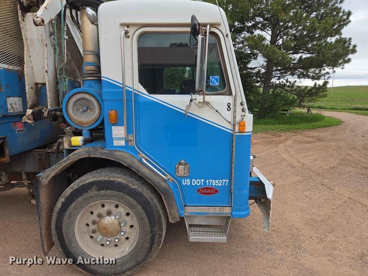 image for item DQ0001 2005 Peterbilt 320 refuse truck