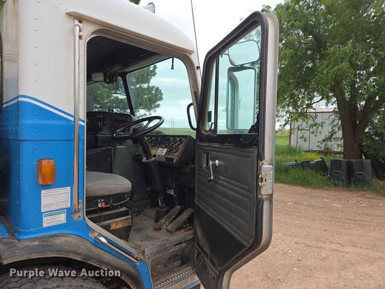 image for item DQ0001 2005 Peterbilt 320 refuse truck