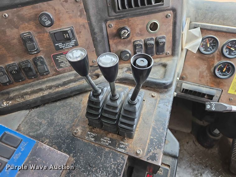 image for item DQ0001 2005 Peterbilt 320 refuse truck