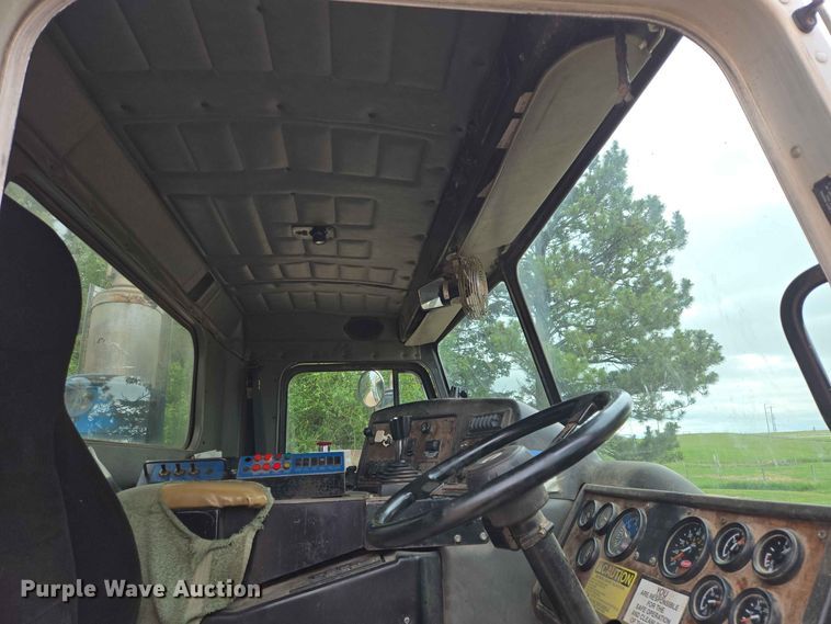 image for item DQ0001 2005 Peterbilt 320 refuse truck