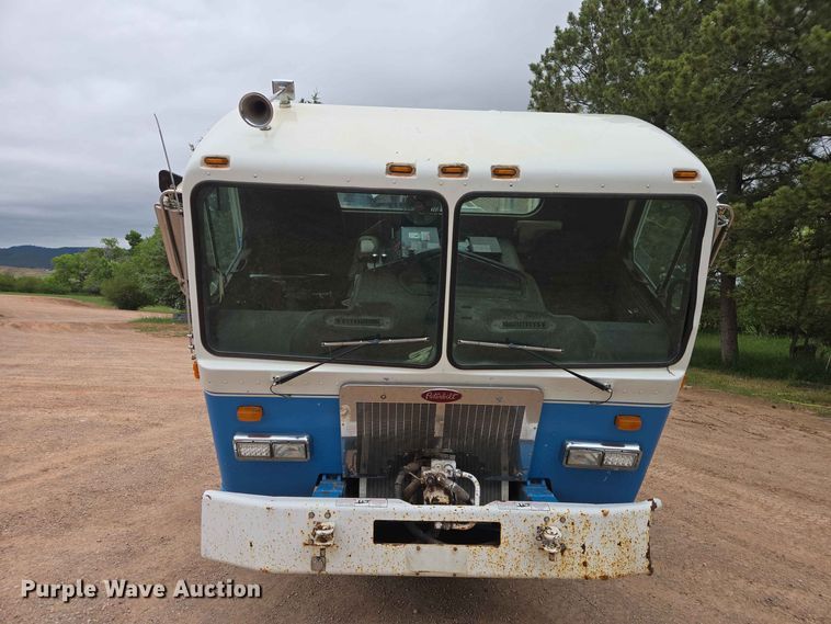 image for item DQ0001 2005 Peterbilt 320 refuse truck