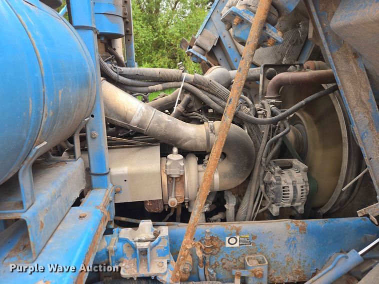 image for item DQ0001 2005 Peterbilt 320 refuse truck