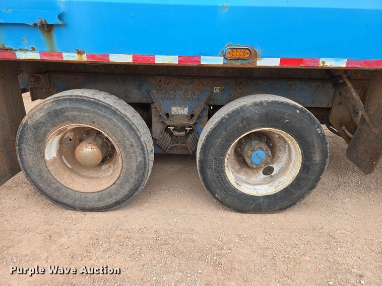image for item DQ0001 2005 Peterbilt 320 refuse truck