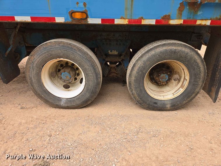 image for item DQ0001 2005 Peterbilt 320 refuse truck