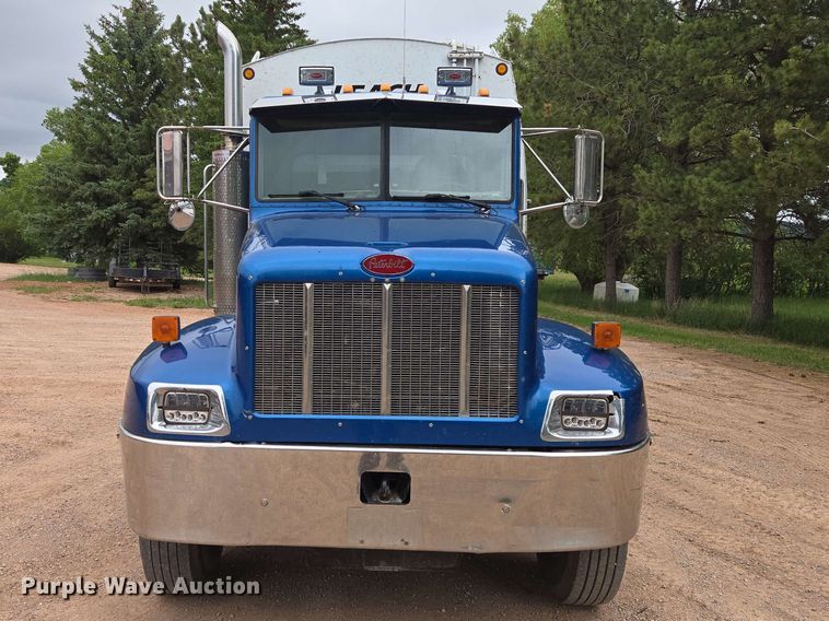 image for item DQ0002 2004 Peterbilt 330 refuse truck