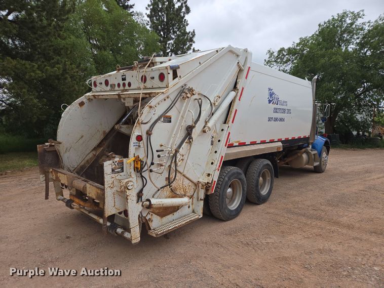 image for item DQ0002 2004 Peterbilt 330 refuse truck