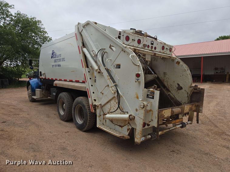 image for item DQ0002 2004 Peterbilt 330 refuse truck