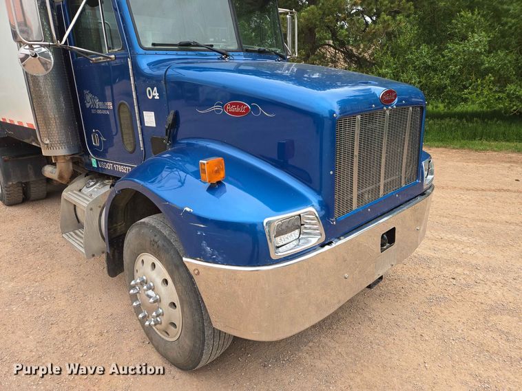 image for item DQ0002 2004 Peterbilt 330 refuse truck