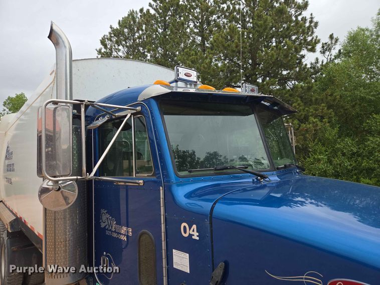 image for item DQ0002 2004 Peterbilt 330 refuse truck