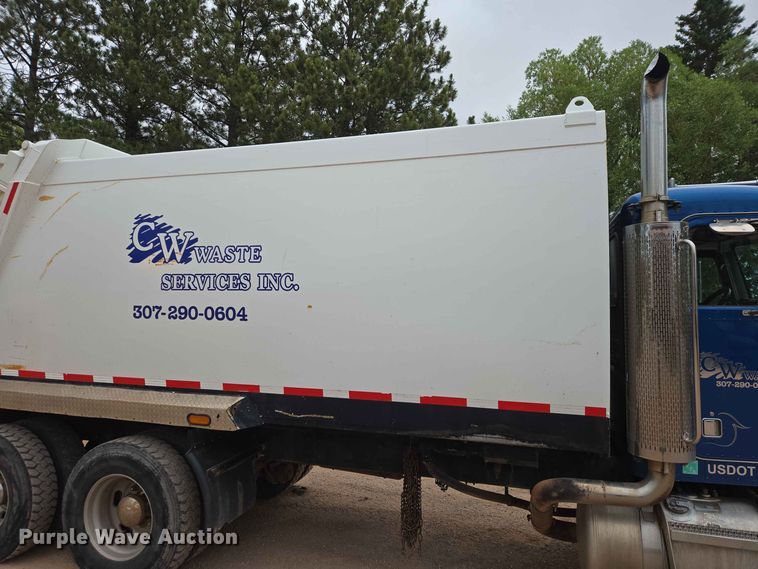 image for item DQ0002 2004 Peterbilt 330 refuse truck
