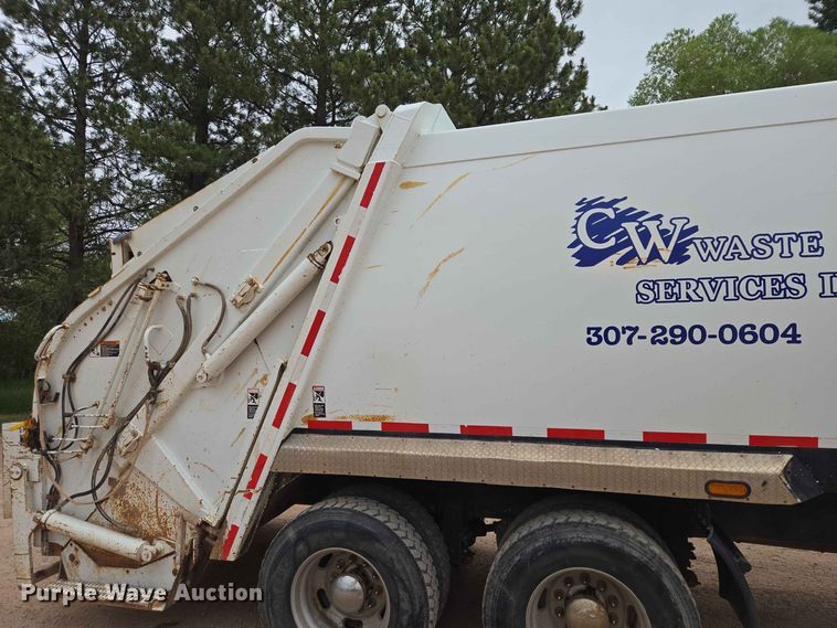 image for item DQ0002 2004 Peterbilt 330 refuse truck