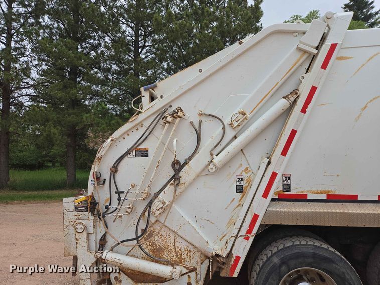 image for item DQ0002 2004 Peterbilt 330 refuse truck