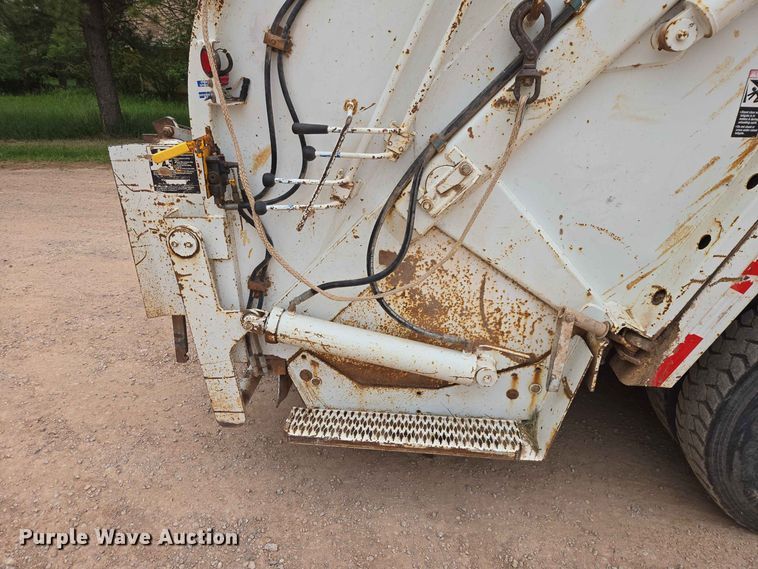 image for item DQ0002 2004 Peterbilt 330 refuse truck