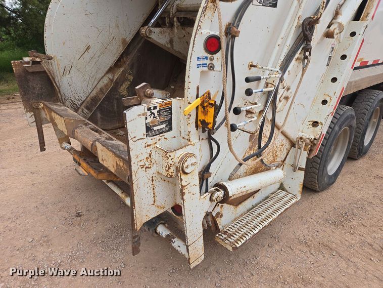 image for item DQ0002 2004 Peterbilt 330 refuse truck