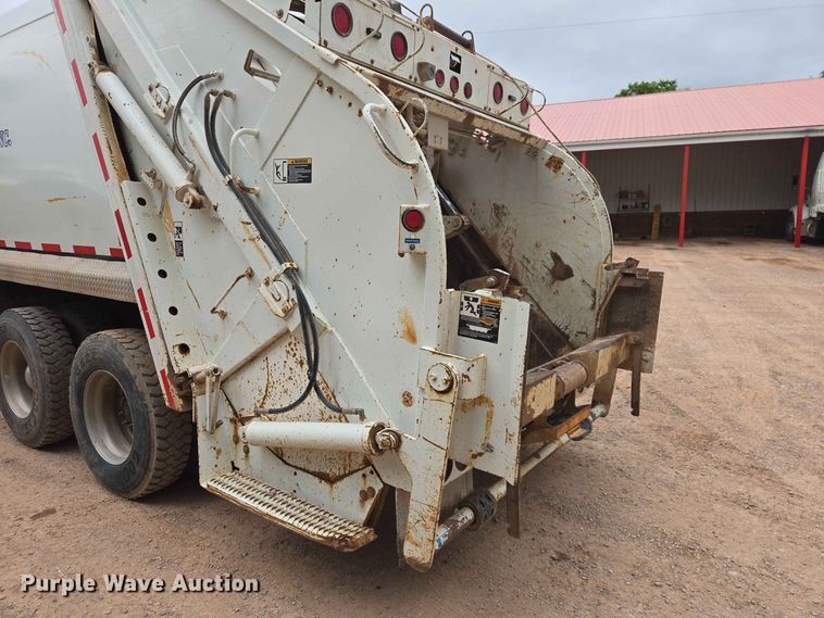 image for item DQ0002 2004 Peterbilt 330 refuse truck