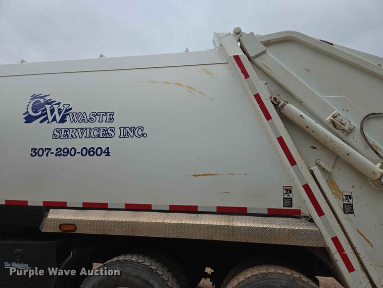 image for item DQ0002 2004 Peterbilt 330 refuse truck