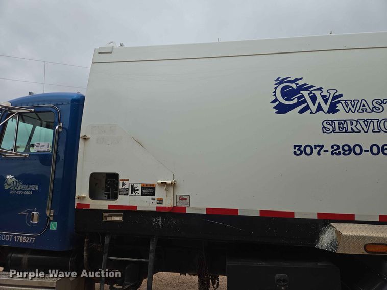 image for item DQ0002 2004 Peterbilt 330 refuse truck