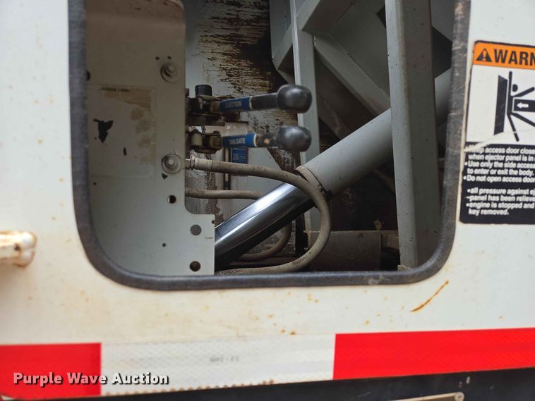 image for item DQ0002 2004 Peterbilt 330 refuse truck