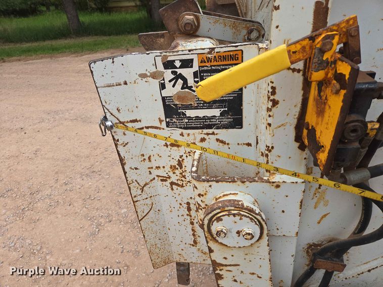 image for item DQ0002 2004 Peterbilt 330 refuse truck