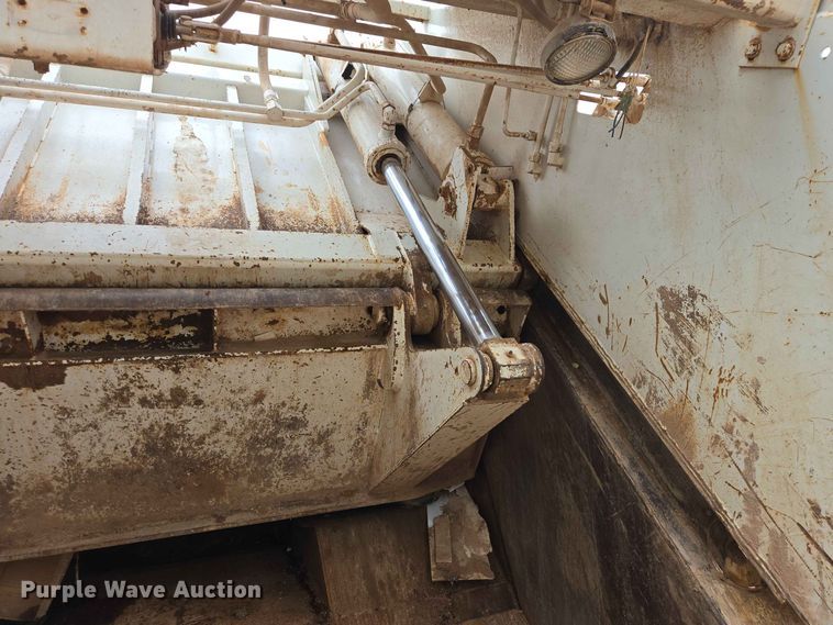 image for item DQ0002 2004 Peterbilt 330 refuse truck