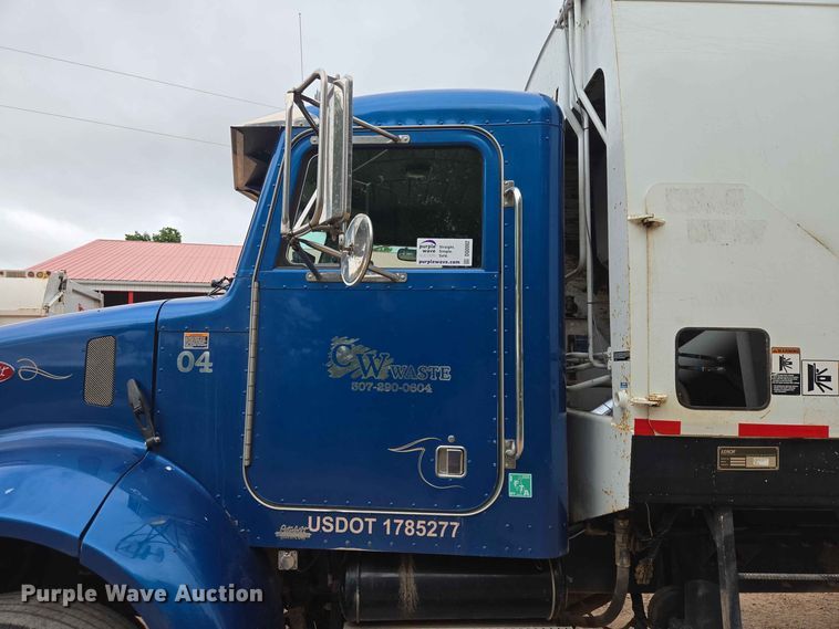 image for item DQ0002 2004 Peterbilt 330 refuse truck