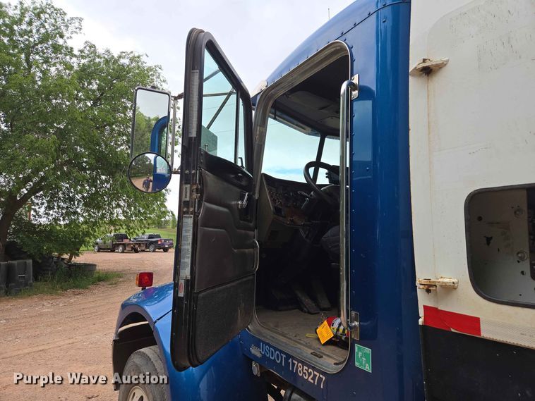 image for item DQ0002 2004 Peterbilt 330 refuse truck