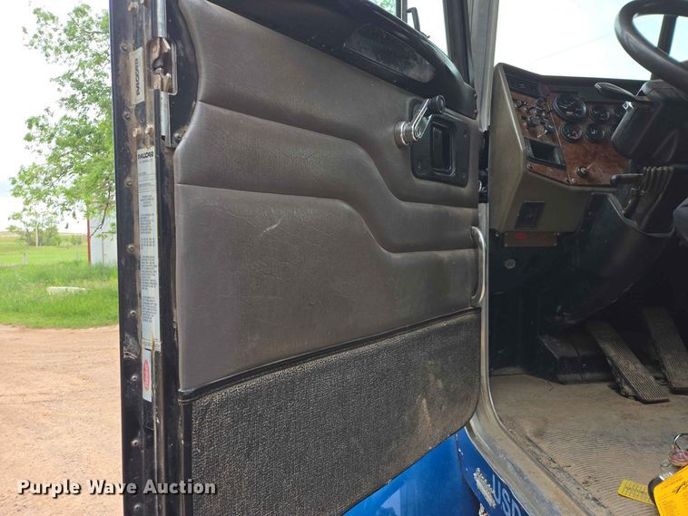 image for item DQ0002 2004 Peterbilt 330 refuse truck