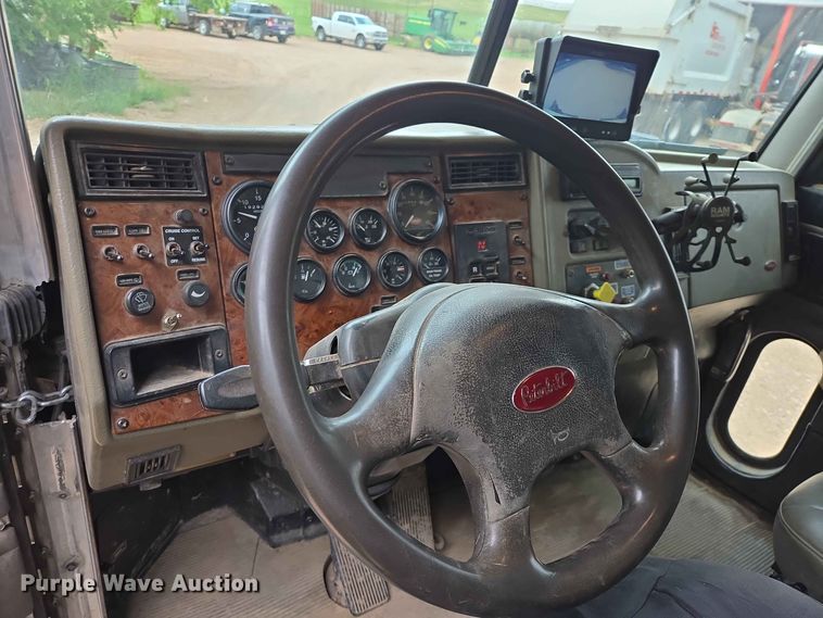 image for item DQ0002 2004 Peterbilt 330 refuse truck