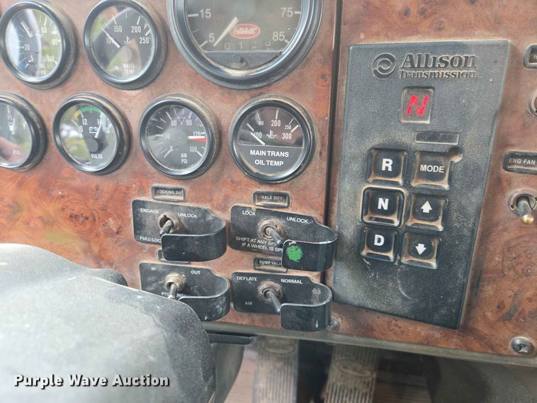 image for item DQ0002 2004 Peterbilt 330 refuse truck