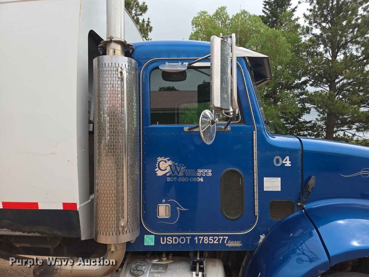 image for item DQ0002 2004 Peterbilt 330 refuse truck