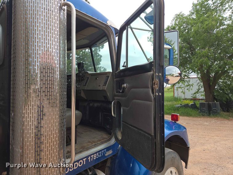 image for item DQ0002 2004 Peterbilt 330 refuse truck