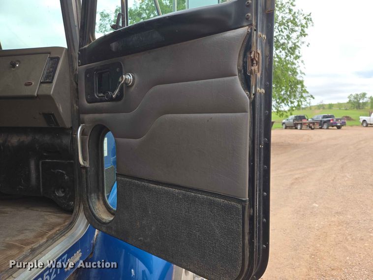 image for item DQ0002 2004 Peterbilt 330 refuse truck