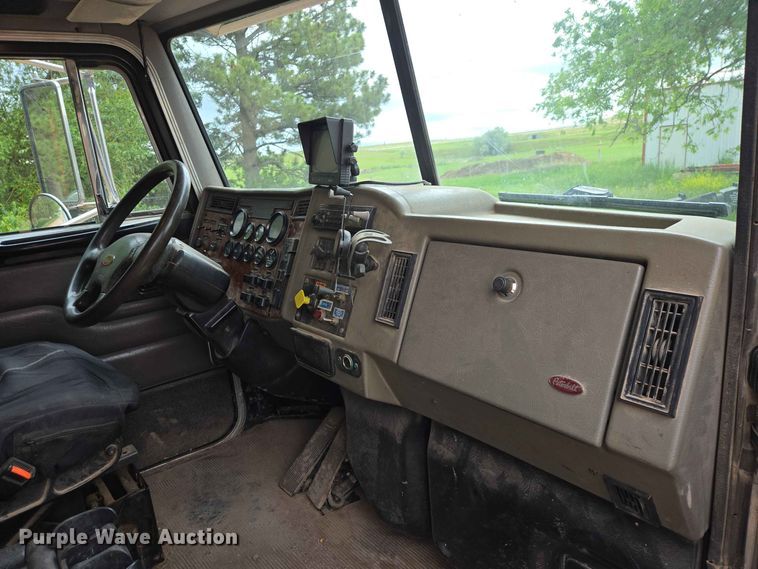image for item DQ0002 2004 Peterbilt 330 refuse truck