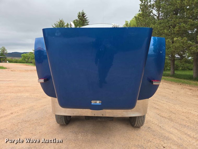 image for item DQ0002 2004 Peterbilt 330 refuse truck