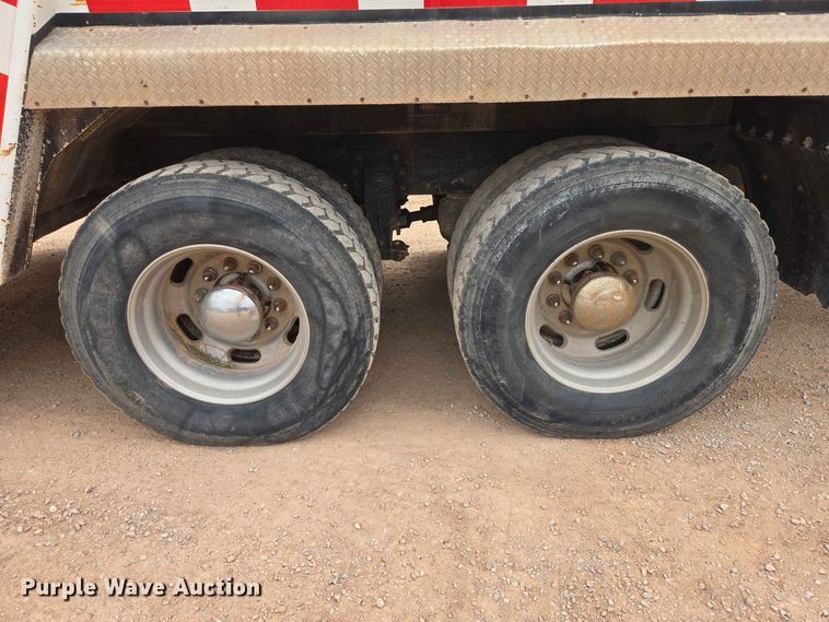 image for item DQ0002 2004 Peterbilt 330 refuse truck