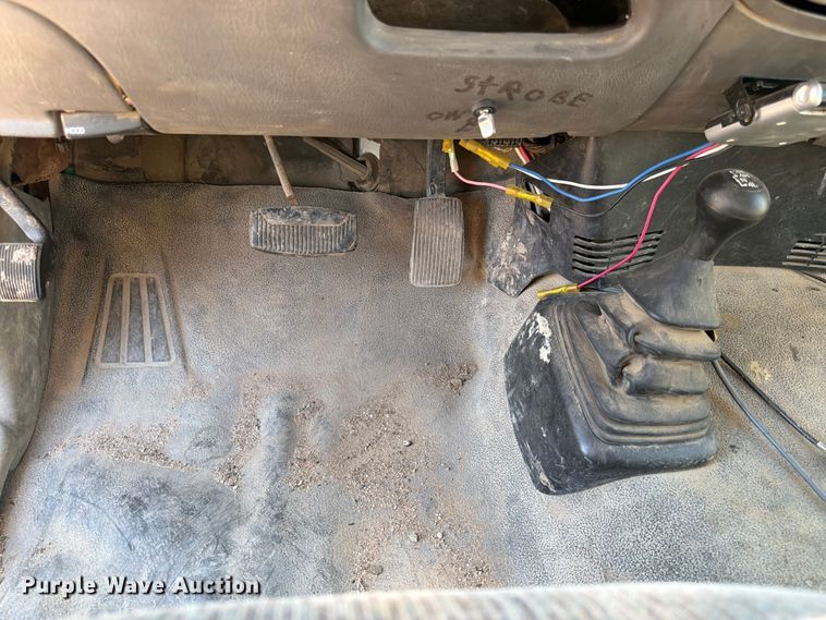 image for item DQ7920 1999 Ford F150 flatbed pickup truck