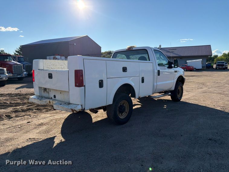 image for item DQ7922 2004 Ford F350 Super Duty utility bed pickup truck