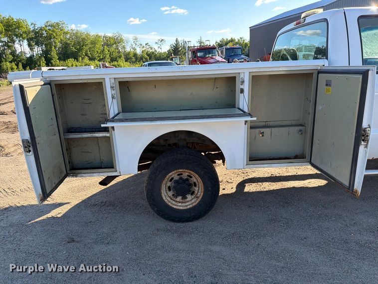 image for item DQ7922 2004 Ford F350 Super Duty utility bed pickup truck