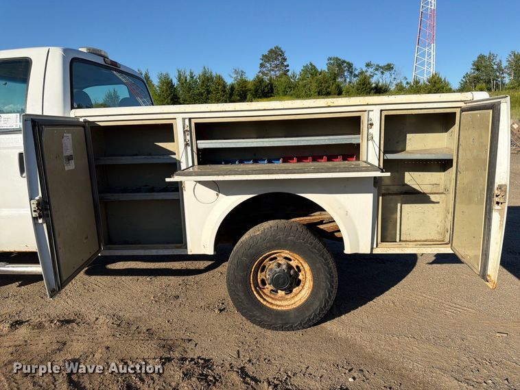 image for item DQ7922 2004 Ford F350 Super Duty utility bed pickup truck