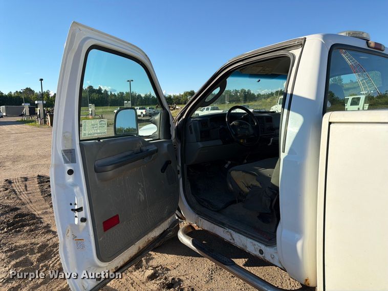 image for item DQ7922 2004 Ford F350 Super Duty utility bed pickup truck