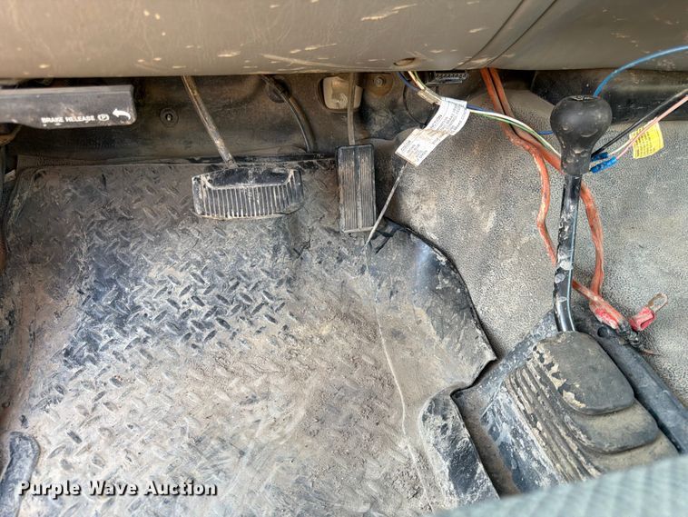 image for item DQ7922 2004 Ford F350 Super Duty utility bed pickup truck