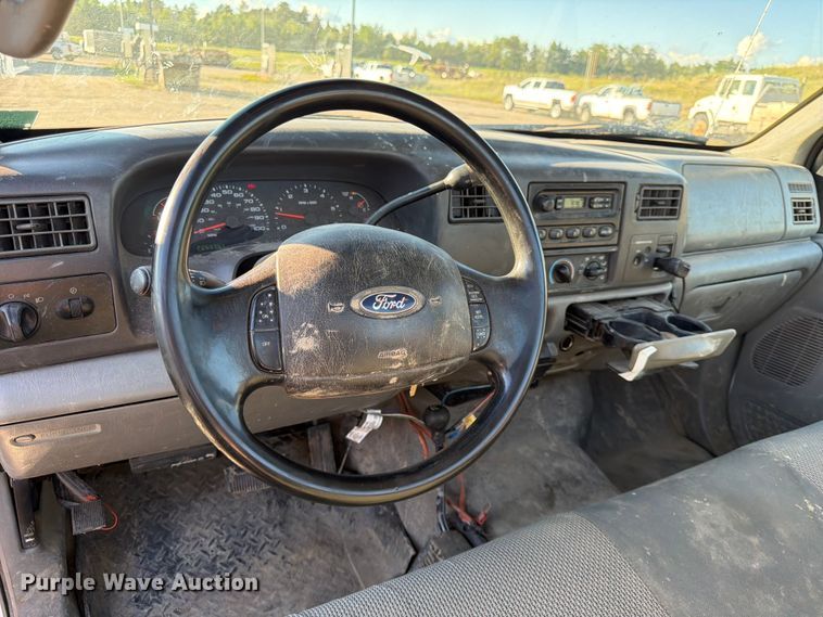 image for item DQ7922 2004 Ford F350 Super Duty utility bed pickup truck
