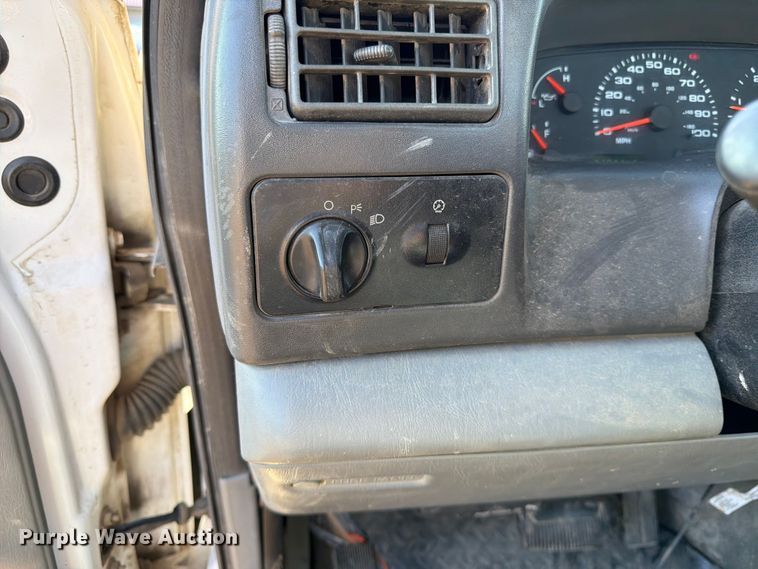 image for item DQ7922 2004 Ford F350 Super Duty utility bed pickup truck