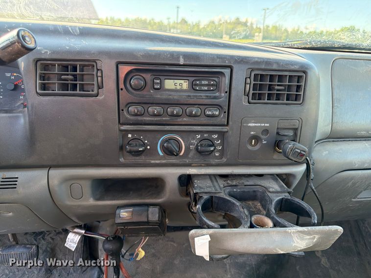 image for item DQ7922 2004 Ford F350 Super Duty utility bed pickup truck