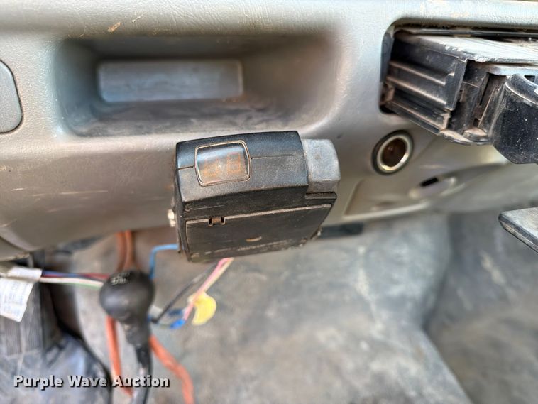 image for item DQ7922 2004 Ford F350 Super Duty utility bed pickup truck