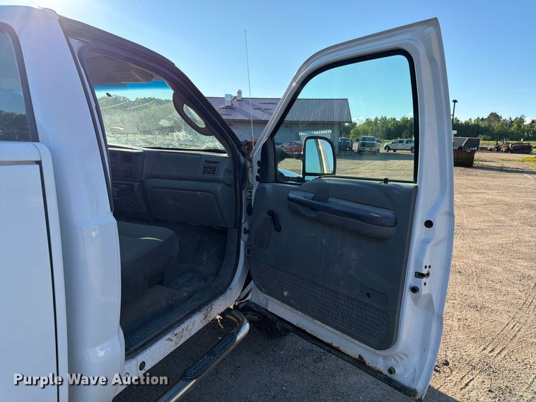 image for item DQ7922 2004 Ford F350 Super Duty utility bed pickup truck