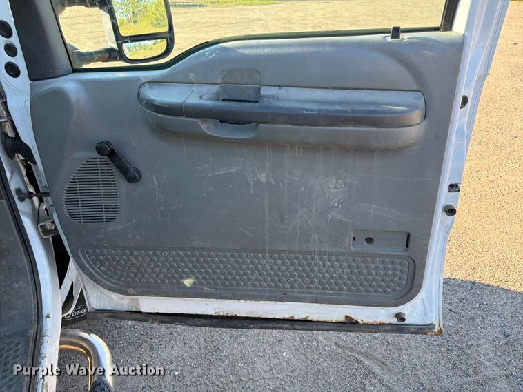 image for item DQ7922 2004 Ford F350 Super Duty utility bed pickup truck
