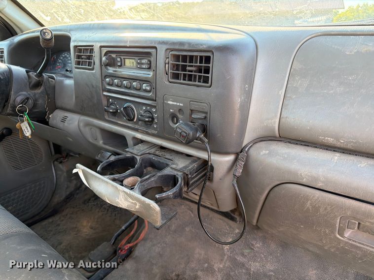 image for item DQ7922 2004 Ford F350 Super Duty utility bed pickup truck