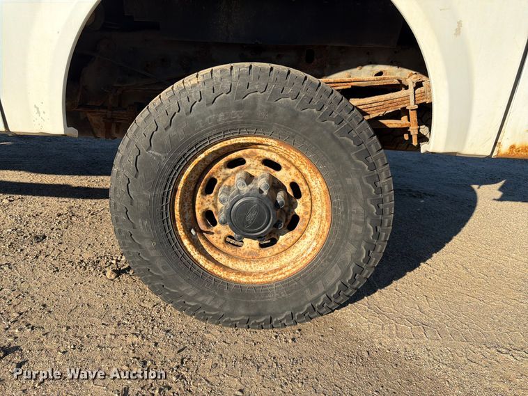 image for item DQ7922 2004 Ford F350 Super Duty utility bed pickup truck